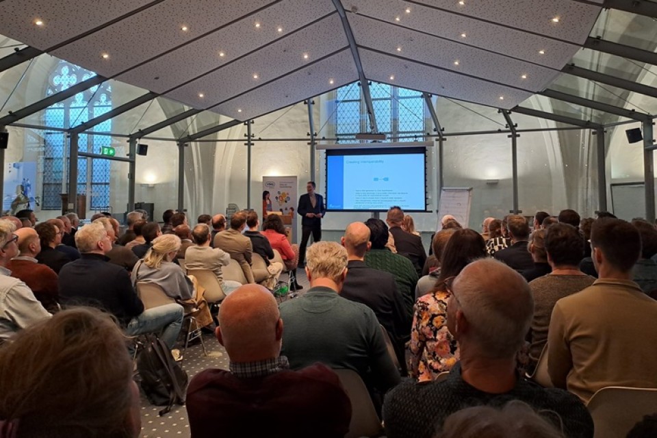 |VNG Askan Ashkpour tijdens de meeting||