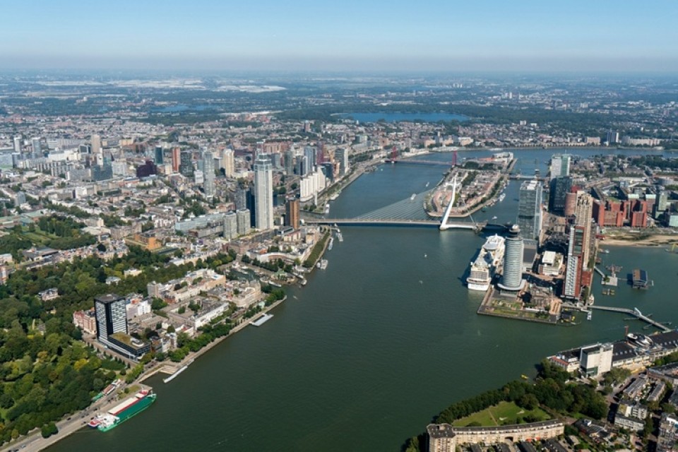 De stad Rotterdam vanuit de lucht gezien
