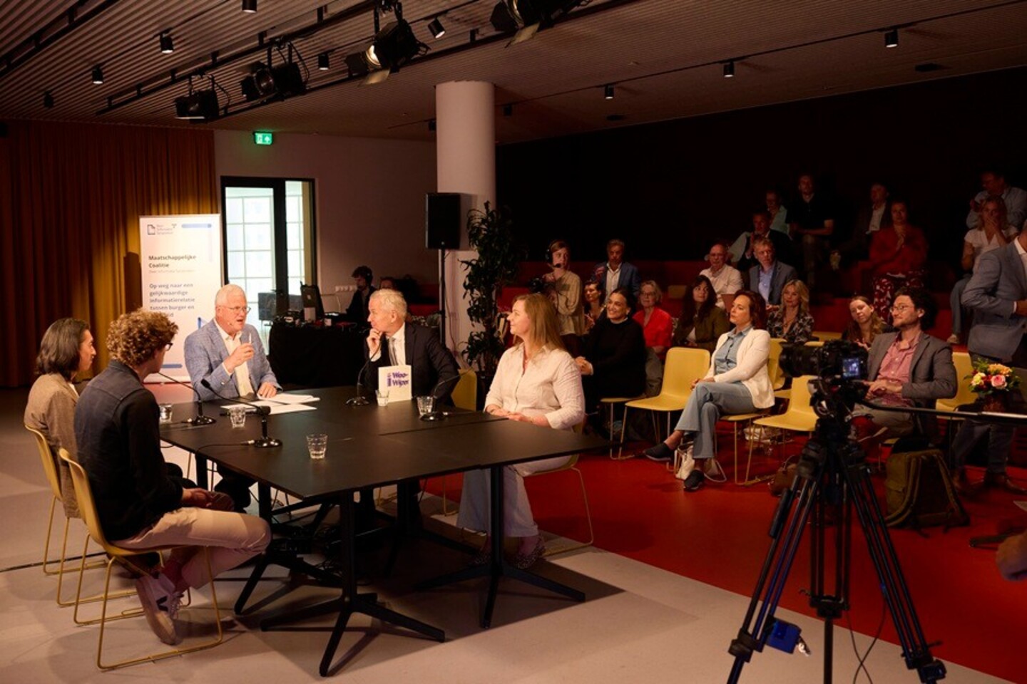 Gasten aan tafel bij Chris van Dam tijdens Woo-sessie