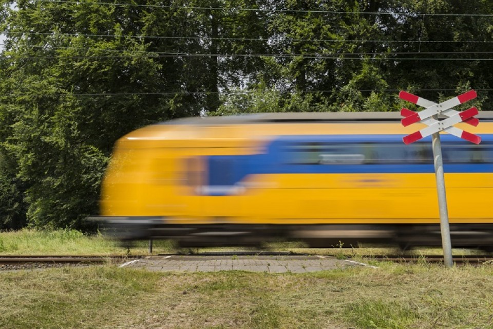 Trein passeert onbewaakte spoorovergang||