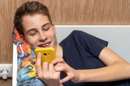 Amsterdam lanceert actieplan om jongeren online te beschermen