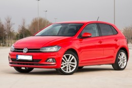 Een verdachte in een rode polo