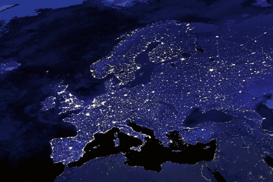 Satellietbeeld van Europa, donker, je ziet de grote steden verlicht|