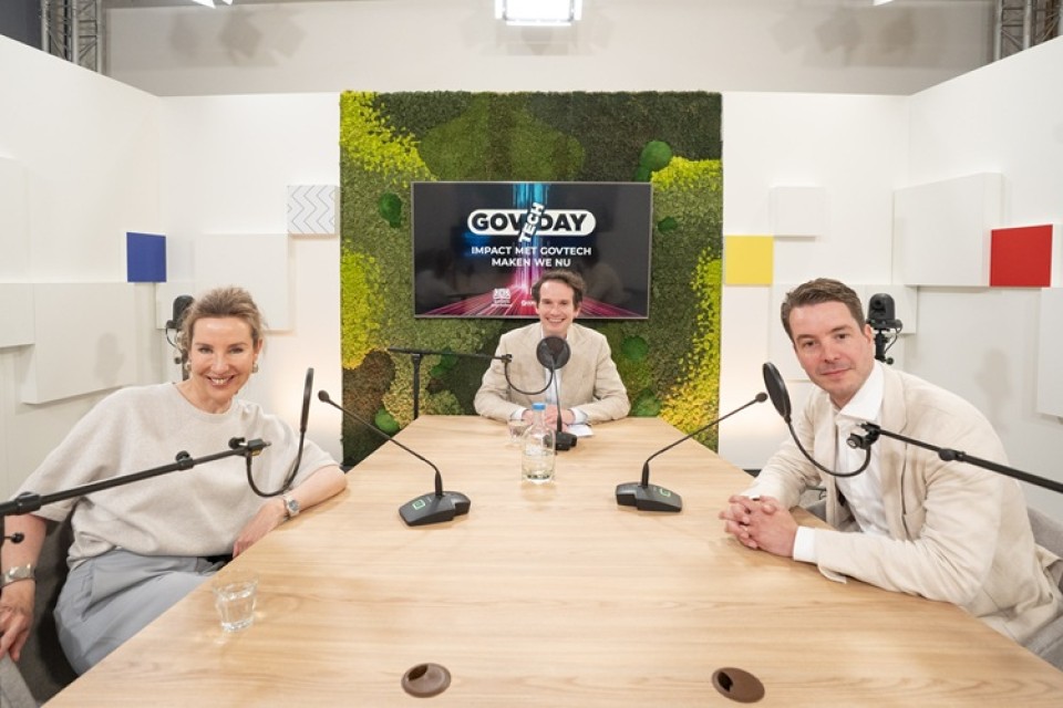 Tom Jessen bespreekt met Cathy Dingemanse (Rijksdienst voor Identiteitsgegevens) en Wouter Welling (DigiCampus) hoe GovTech de publieke…