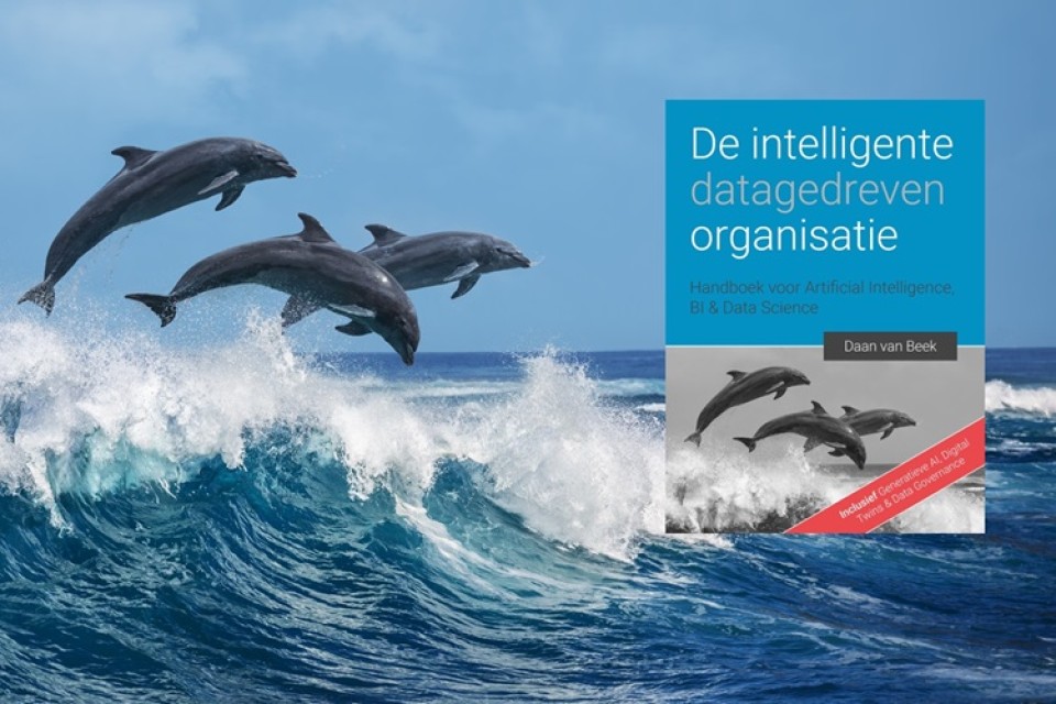 Springende dolfijnen in zee met cover boek ‘De intelligente, datagedreven organisatie’|cover van het boek ‘De intelligente,…