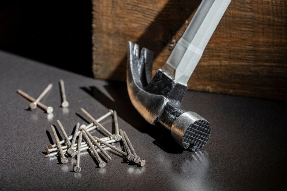 Hamers en spijkers op een donkere achtergrond|Agile werken