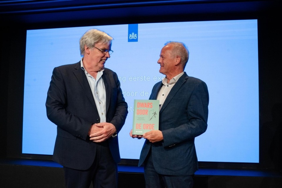 Arre Zuurmond en Zsolt Szabo tijdens de uitreiking van het boek|