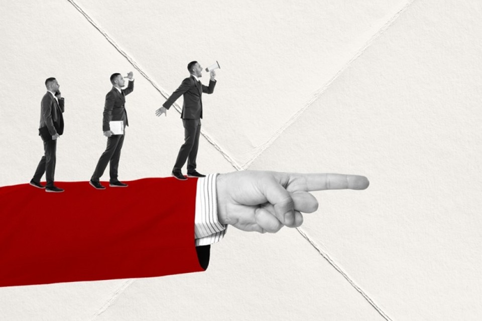 3 mannen op een uitgestoken arm die de richting aanwijst|||