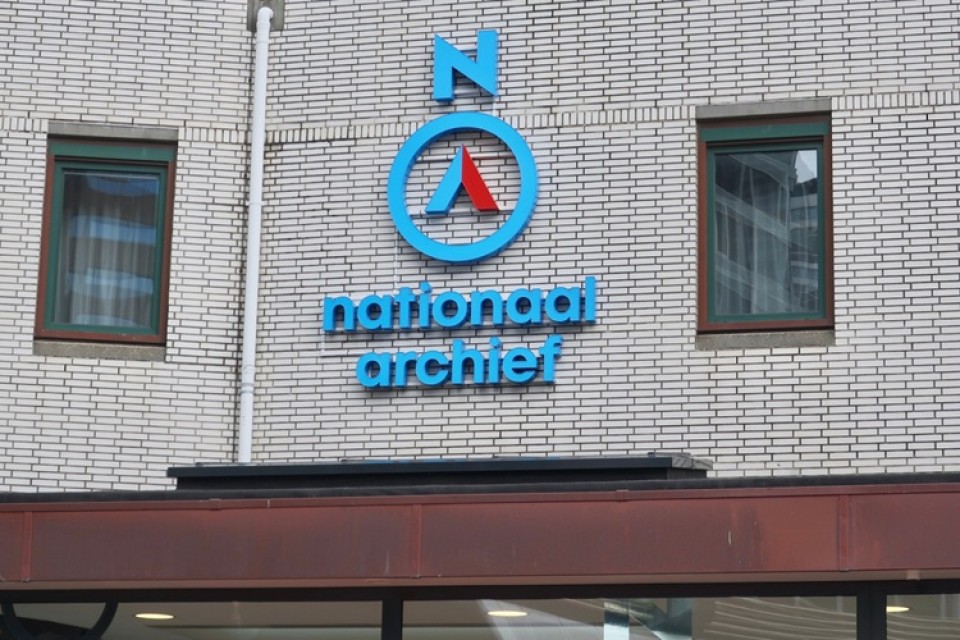 Logo van Nationaal Archief op de muur van het gebouw in Den Haag