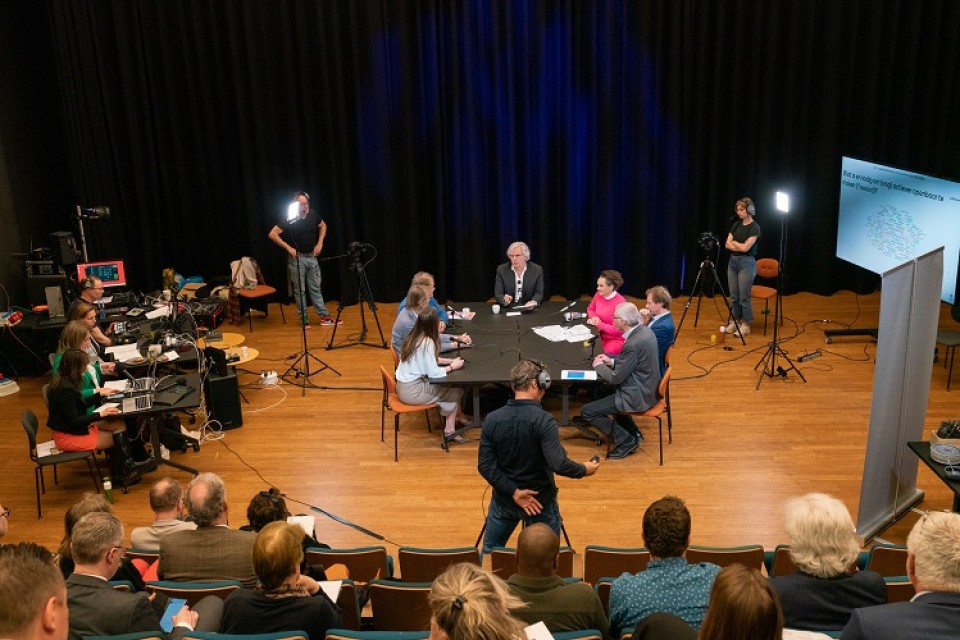 Ontbijtsessie overzicht uit de zaal|Alexandra van Huffelen|Bart Snels|Arre Zuurmond met zijn gasten aan tafel|Marleen…