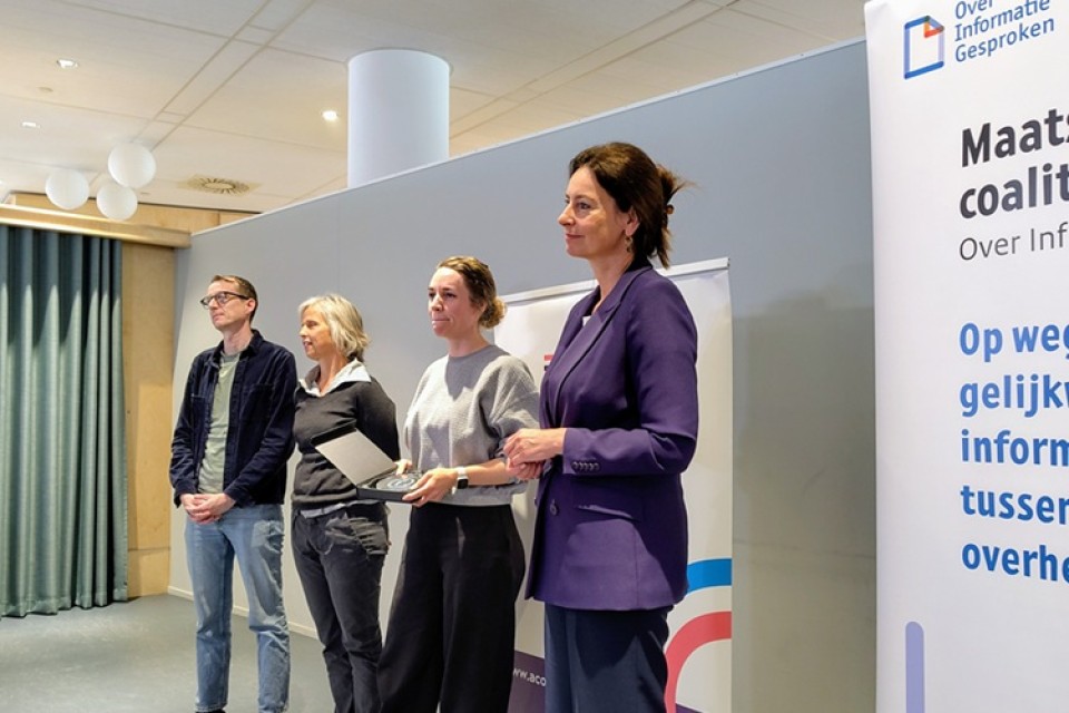 Het Openbaarheidscentrum van de gemeente Amsterdam ontvangt de Transparantieprijs uit handen van minister Judith Uitermark van BZK