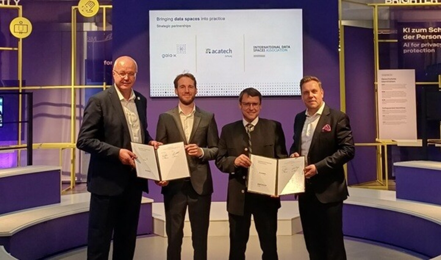 Manfred Rauhmeier (tweede van rechts) bij de ondertekening van de samenwerkingsovereenkomst.