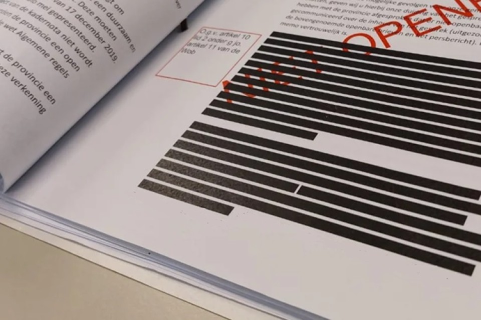 Officieel document waarin vertrouwelijke tekst in zwartgelakt