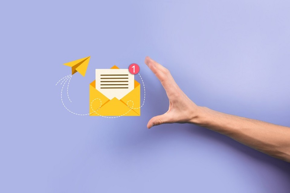 Hand grijpt een e-mailbericht