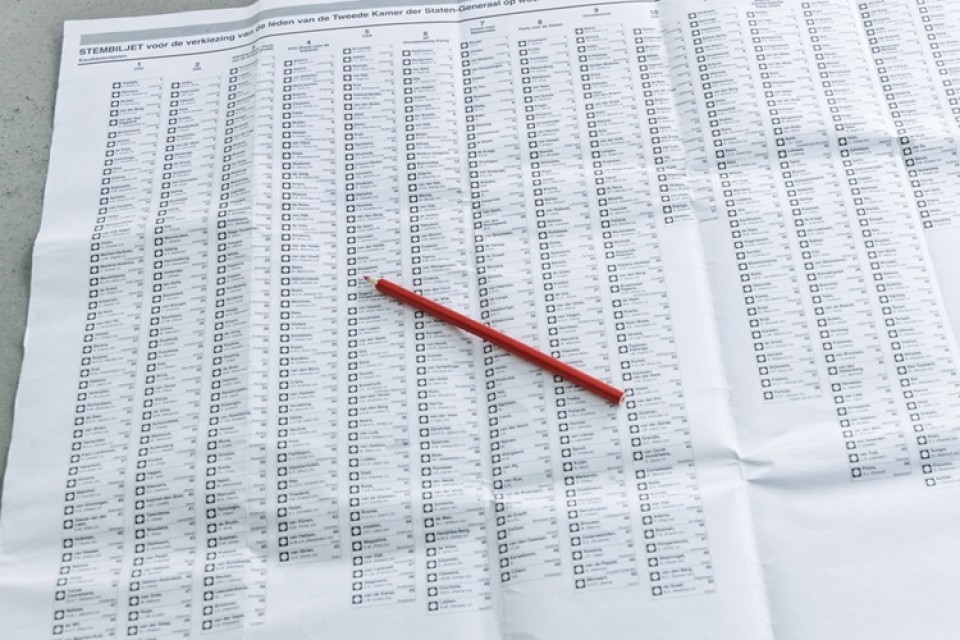 Stembiljet verkiezingen 2025 met een rood potlood erop