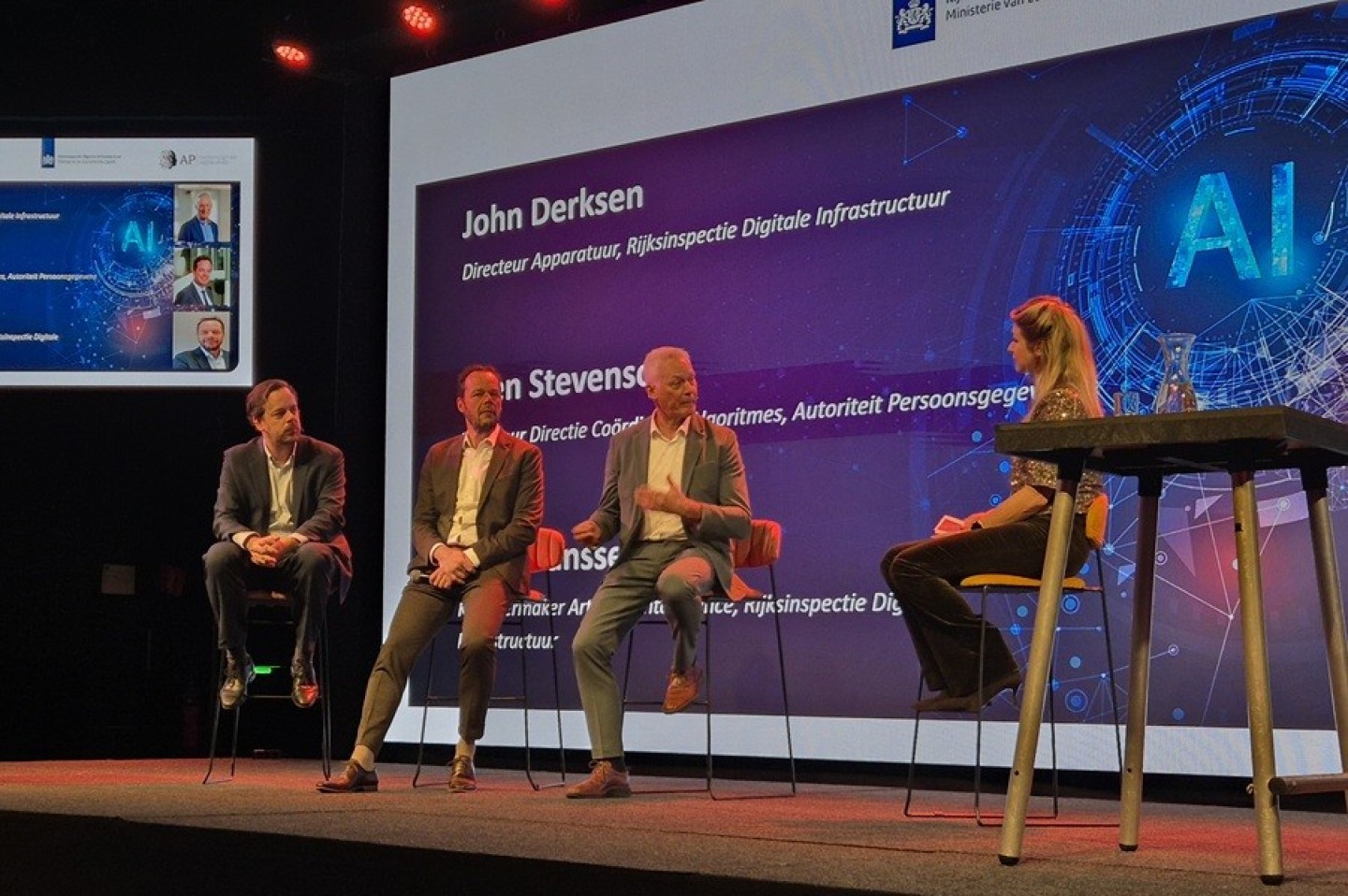 V.l.n.r. Sven Stevenson (AP), Huub Janssen (RDI) en John Derksen (RDI) op het podium tijdens het Toezichtscongres