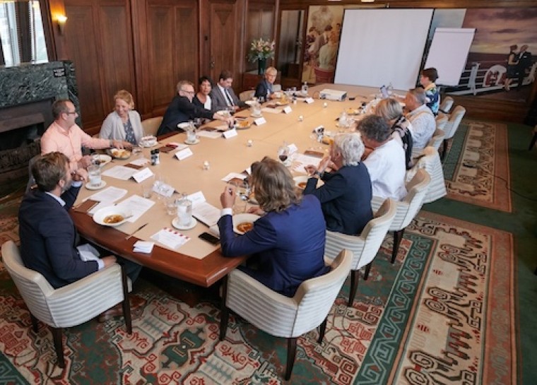 Digitale dienstverlening aan burgers: landelijk of lokaal?