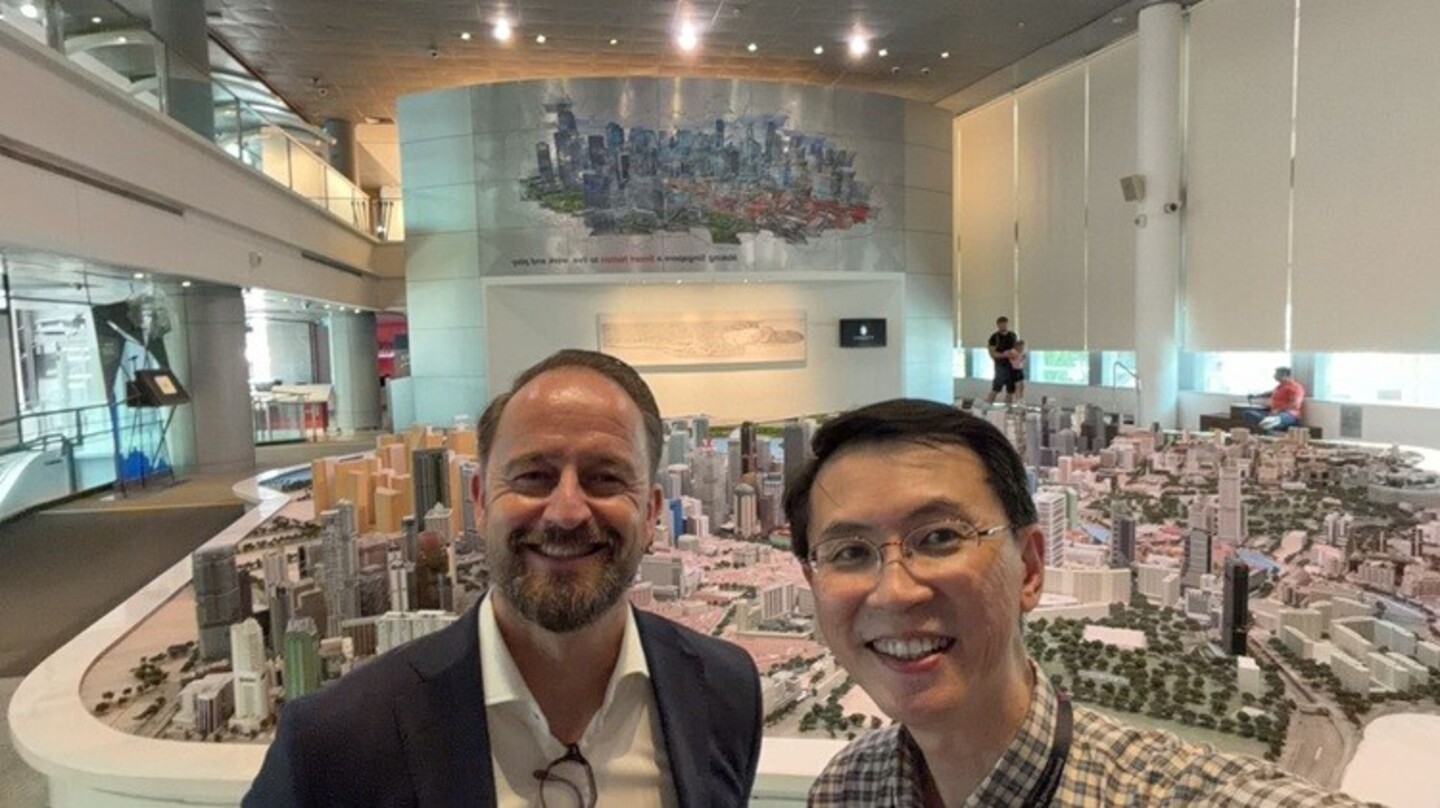 Stephan Makatita met JKenneth Lim voor een maquette van Singapore