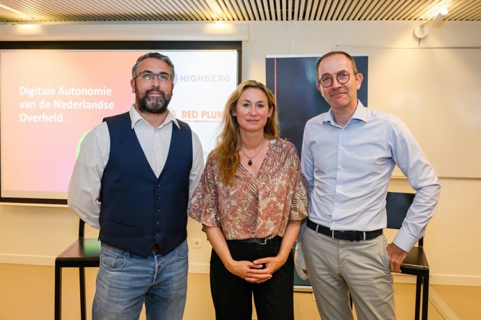 Wladimir Mufty, Marriëtte van Huijstee en Ludo Baauw tijdens het symposium ‘Digitale Autonomie van de Nederlandse overheid’. beeld:…