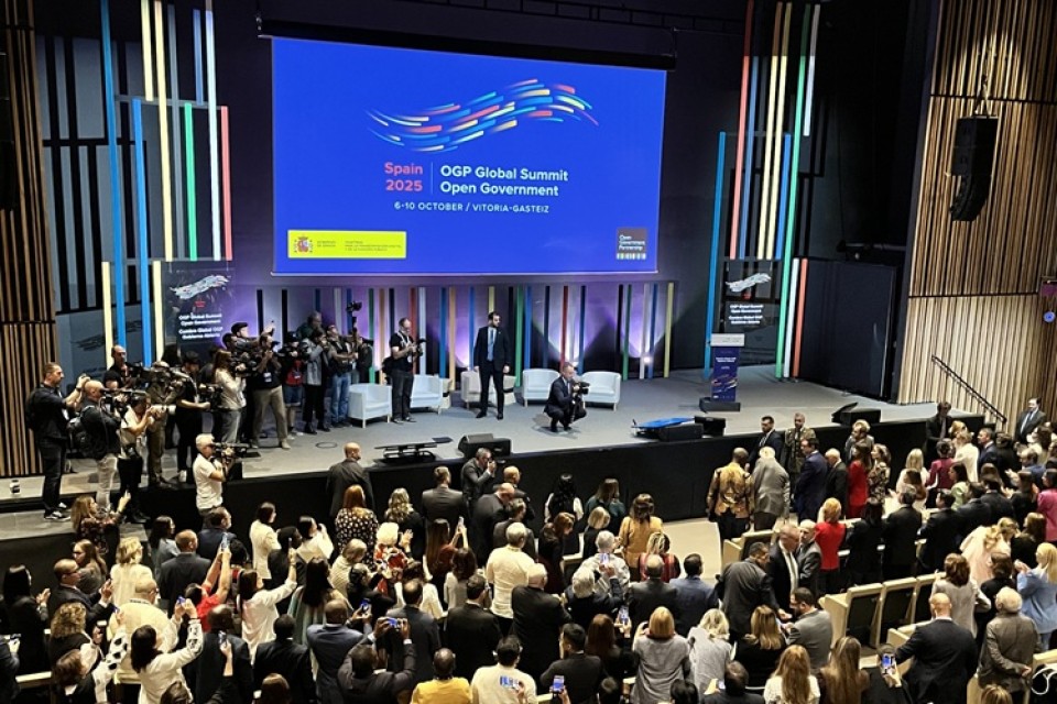 Koning neemt plaats naast OGP CEO in gouden hemd||