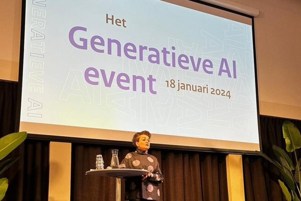 Staatssecretaris Van Huffelen op het podium tijdens het Generatieve AI Event op 18 januari 2024|Kinda Koolhof overhandigt het Rathenau…