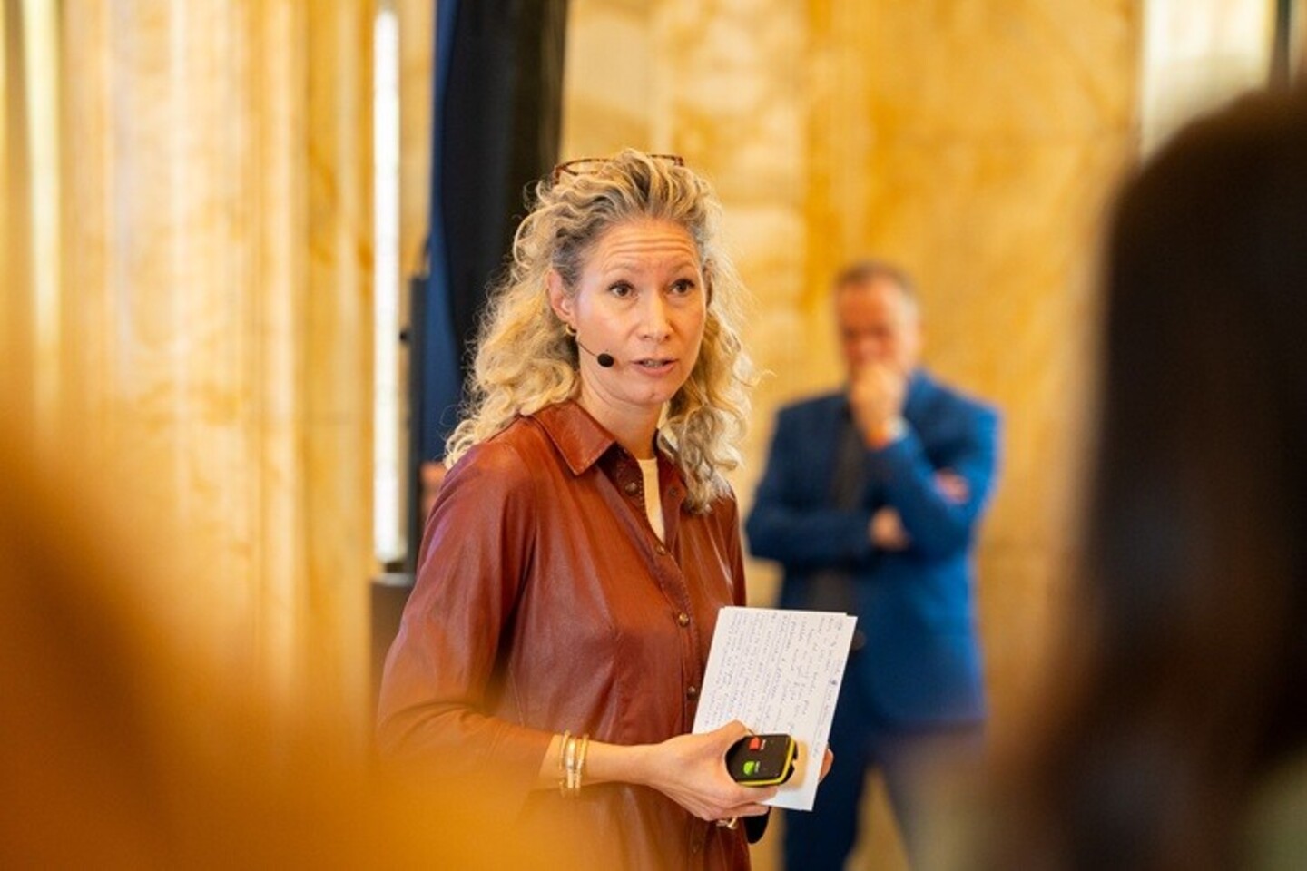 Eefje Zents spreekt de zaal toe