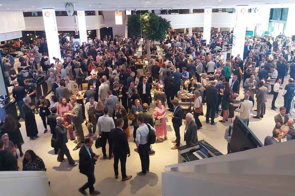 |Staatssecretaris Szabo tijdens zijn speech op het iBestuur Congres 2024|Inge Bryan tijdens haar iBetoog op het iBestuur Congres 2024||