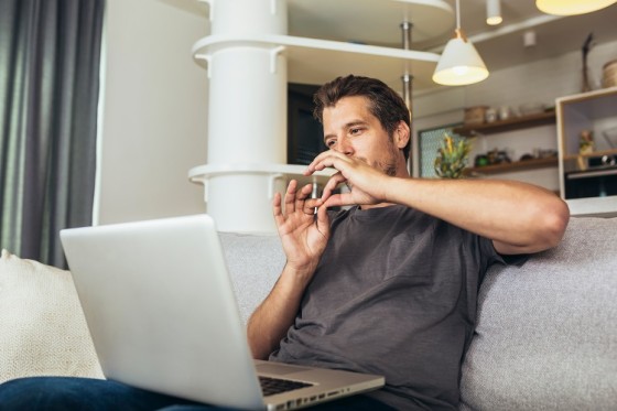 Met één druk op de knop een doventolk aan de lijn om gemeente te bellen