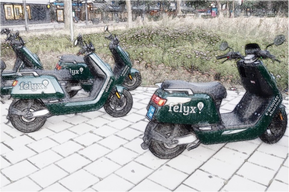 Tekening van Felyx scooters op de stoep