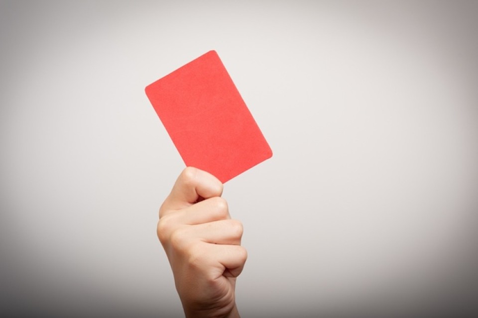 Hand met rode kaart
