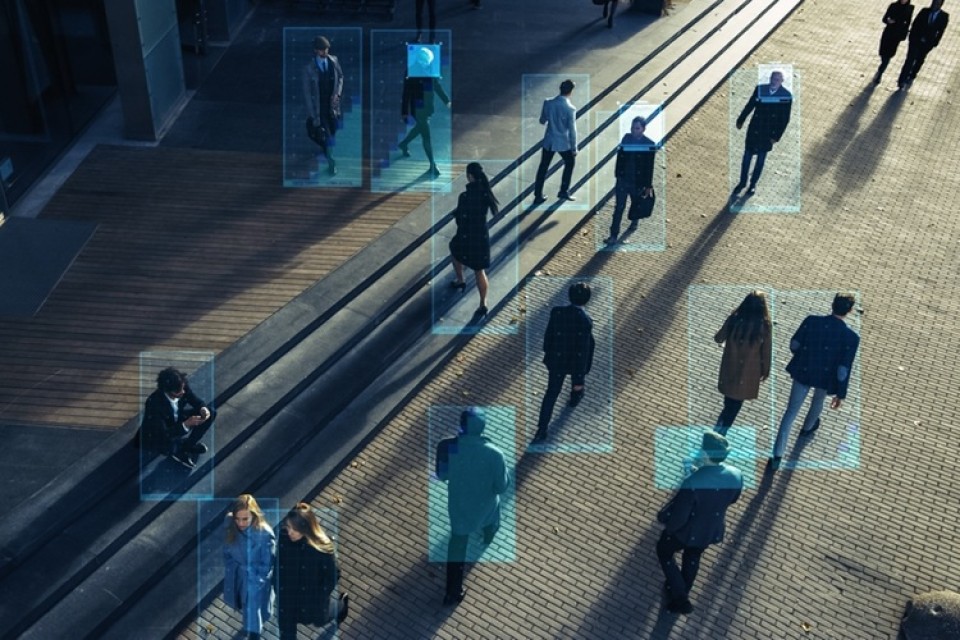 Mensen op straat met blauw computerbeeld over ze heen