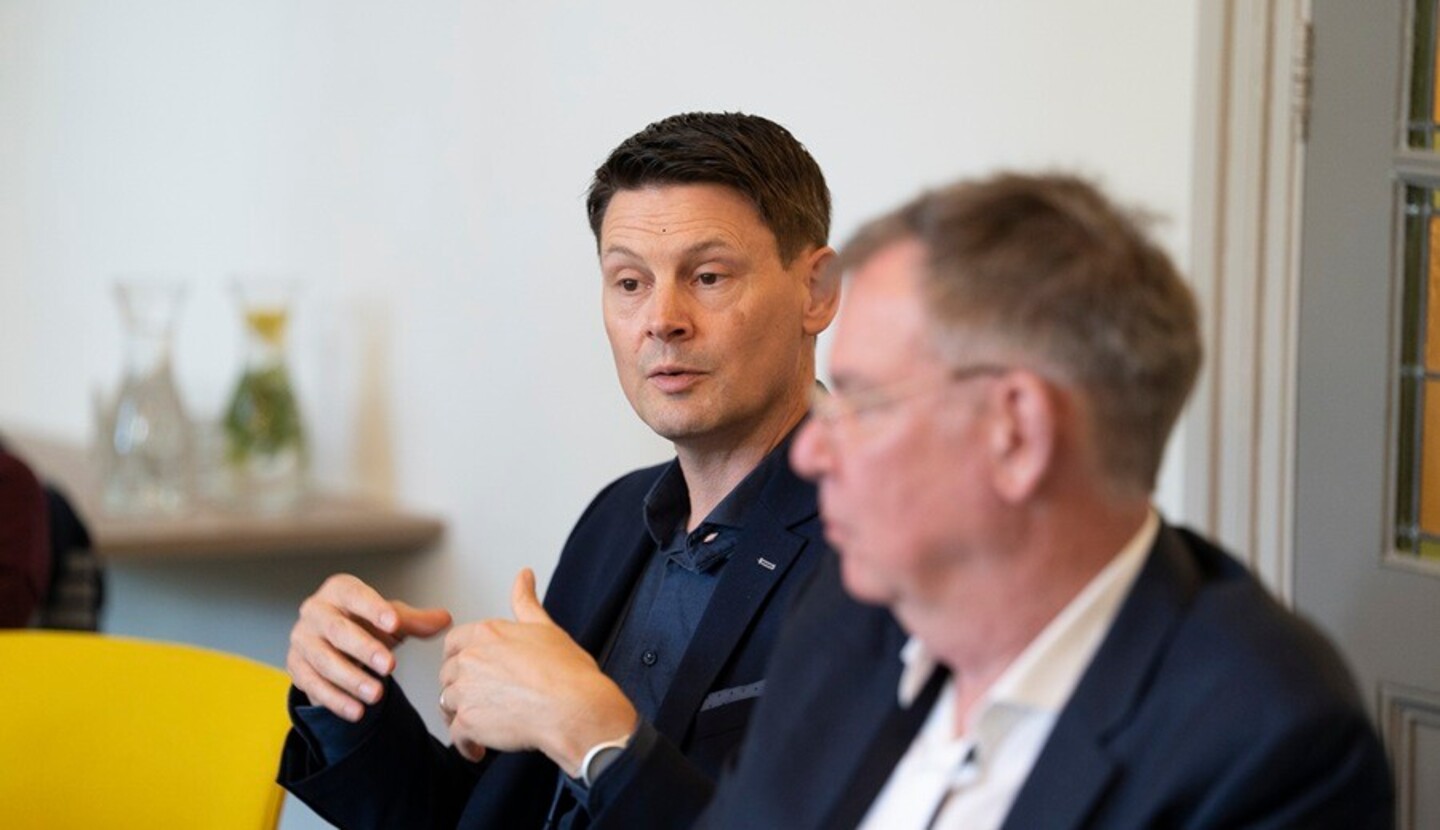Deelnemers in gesprek tijdens de sessie