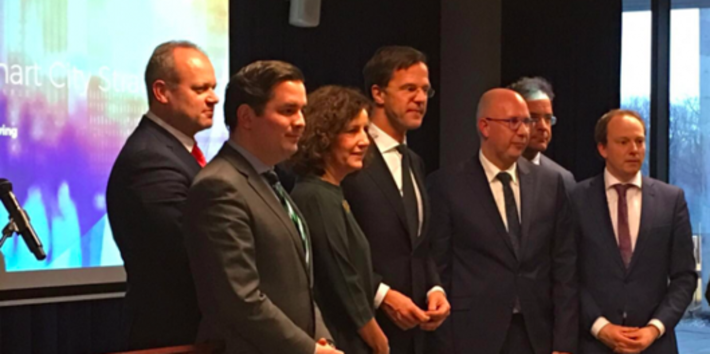 Premier Rutte geflankeerd door bestuurders van gemeenten, bedrijfsleven en kennisinstellingen, bij de presentatie van de NL Smart City Strategie.