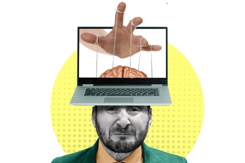 ||Hoofd van een man met laptop er bovenop.|