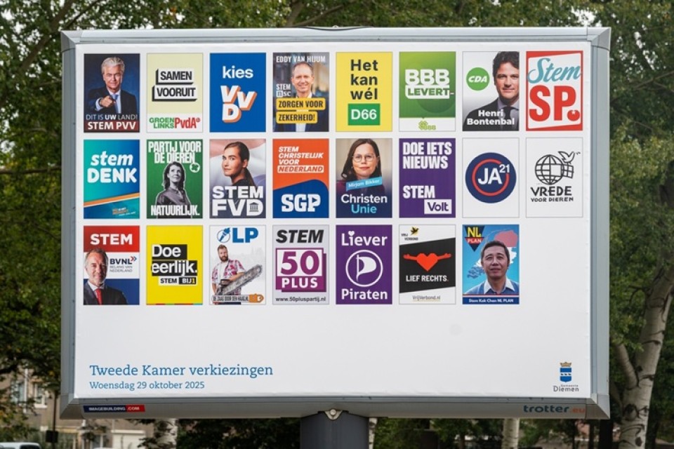 Bord met verkiezingsposters van politieke partijen oktober 2025