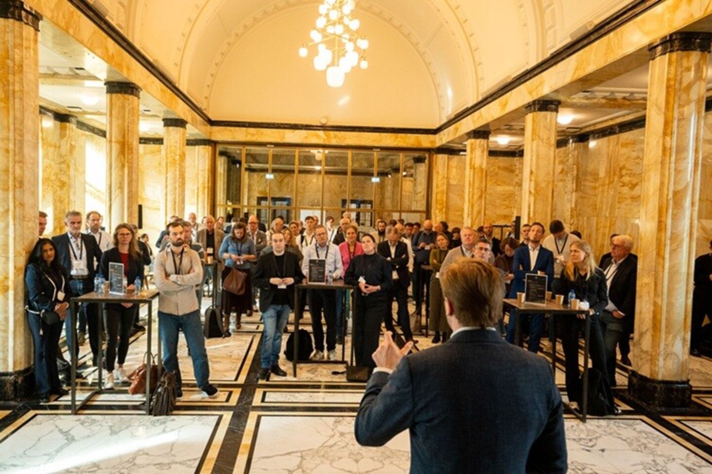 Pieter Schneider voor de zaal