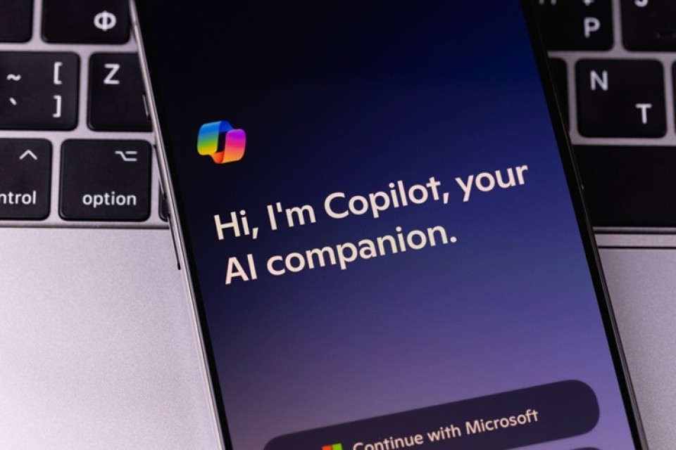 Smartphone met tekst: Hi, I'm copilot, your AI companion
