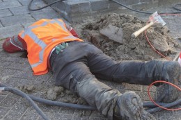 Den Haag wacht af, de toekomst niet