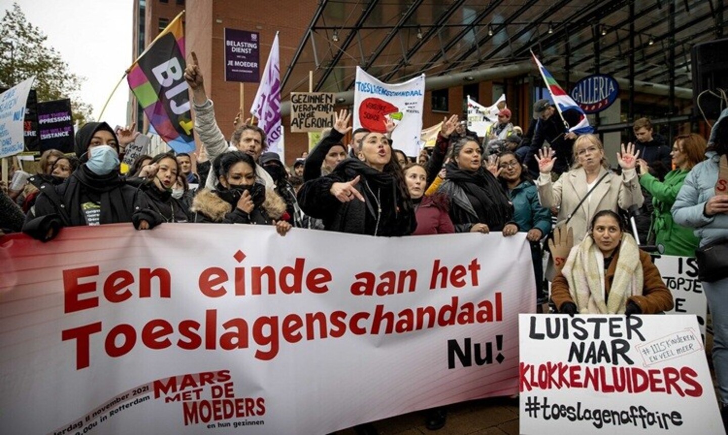 Demonstranten rondom het toeslagenschandaal