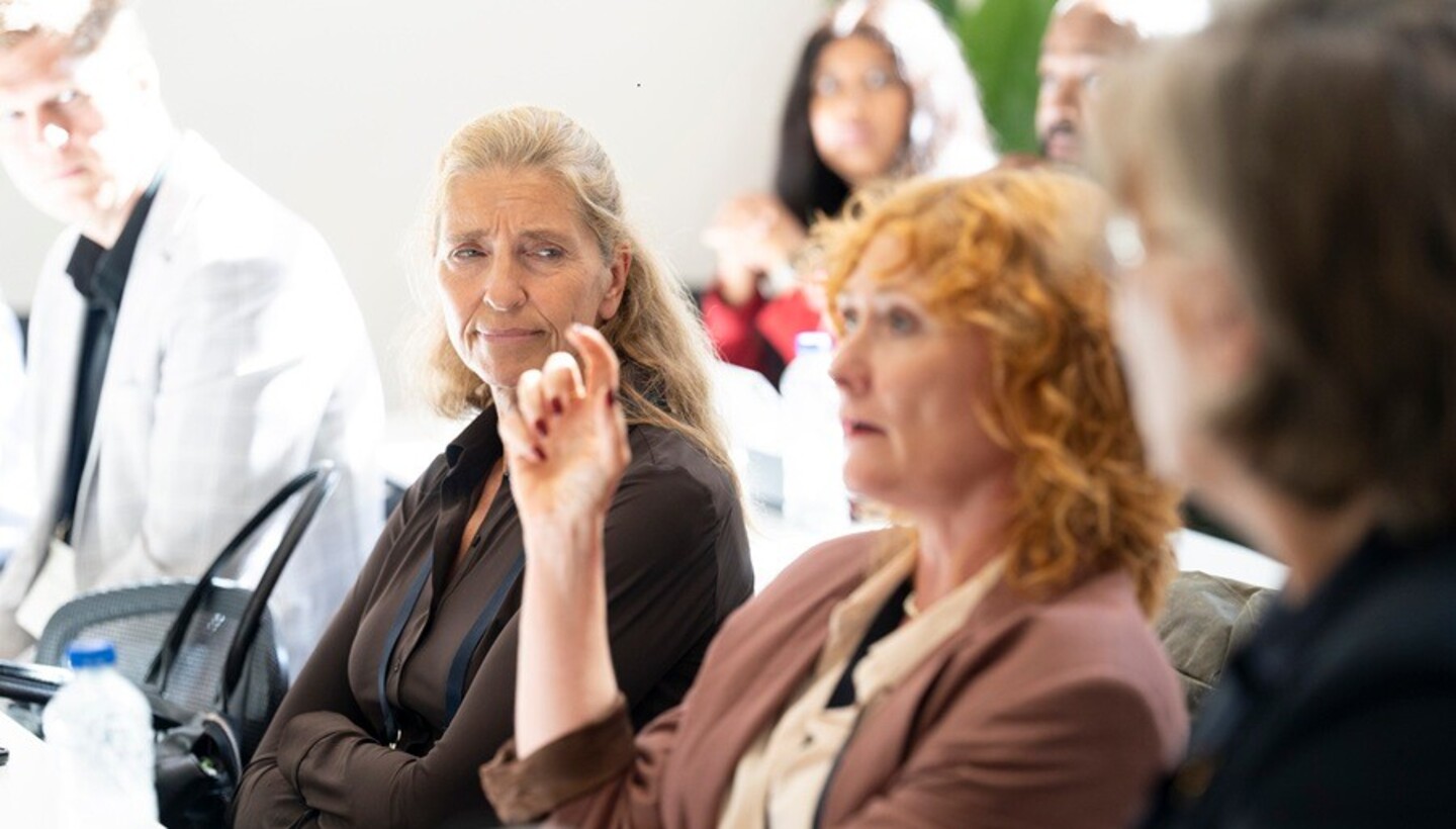 Mensen in de zaal tijdens de sessie