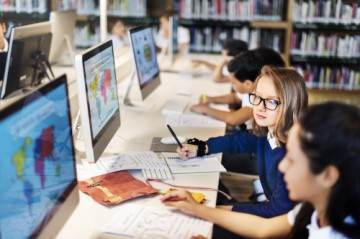Het onderwijs alleen kan digitale kloof niet voorkomen