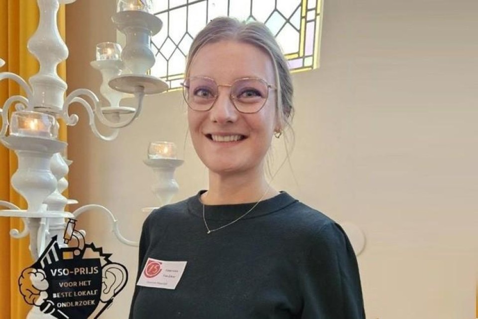 Geneviève van Liere met de prijs in haar hand