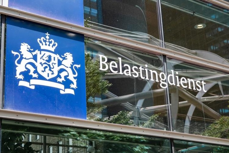 Logo van de Belastingdienst op het kantoorgebouw