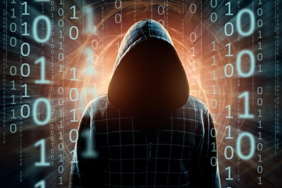 Silhouet van een hacker met hoody, erom heen nullen en enen