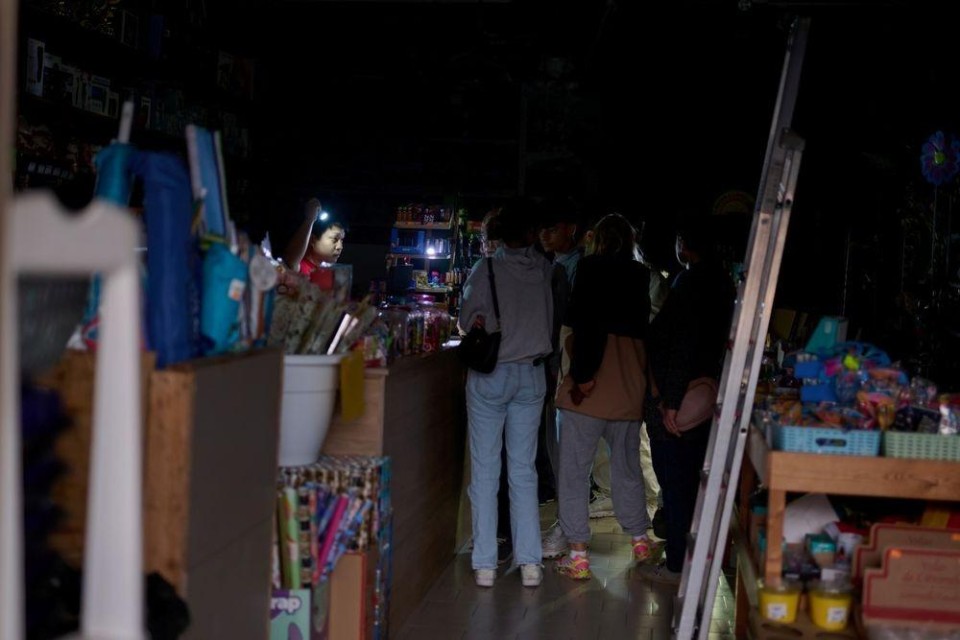 Bezoekers van een Spaanse bazaar in het donker