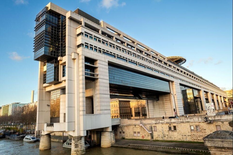 Modern gebouw van het ministerie van Financiën in Parijs aan de rivier