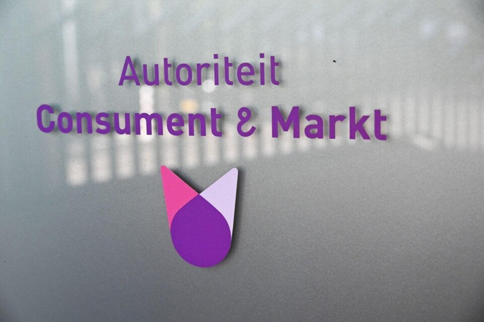 Logo Autoriteit en Markt aan de muur van een gebouw