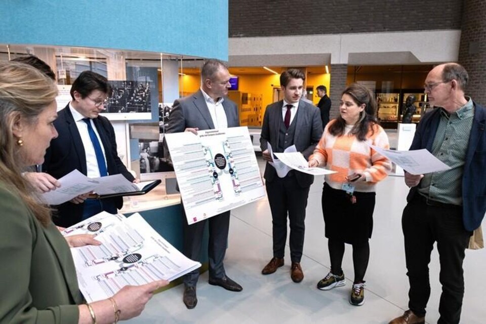 De Tweede Kamer heeft een argumentenkaart niet-Europese clouddiensten aangeboden gekregen door de ECP en AMS-IX. 