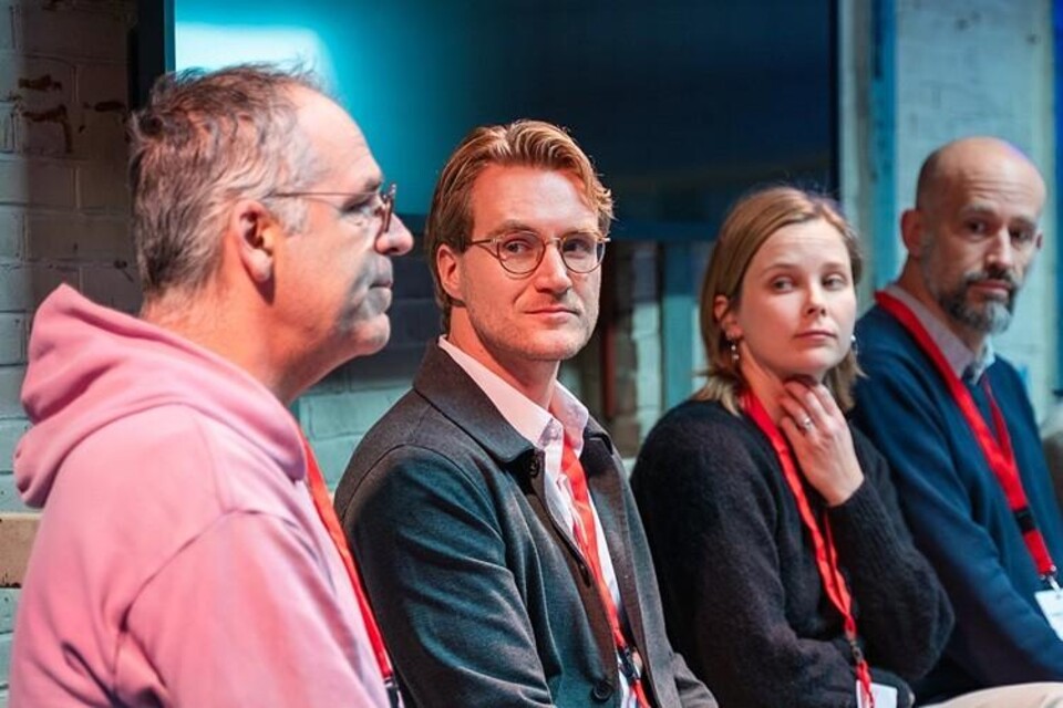 We zien Alexander Smit tijdens een Symposium op het podium