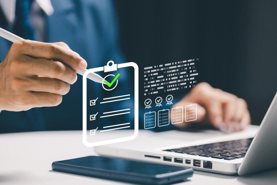 Hand zet vinkje op digitale lijst